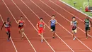 Sprinter Indonesia, Lalu Muhammad Zohri (kedua kiri) saat lari nomor 100 meter putra pada final atletik Asian Games 2018 di Stadion Utama GBK, Jakarta (26/8). Sprinter Lalu Muhammad Zohri lari di lintasan no 7. (Liputan6.com/Fery Pradolo)