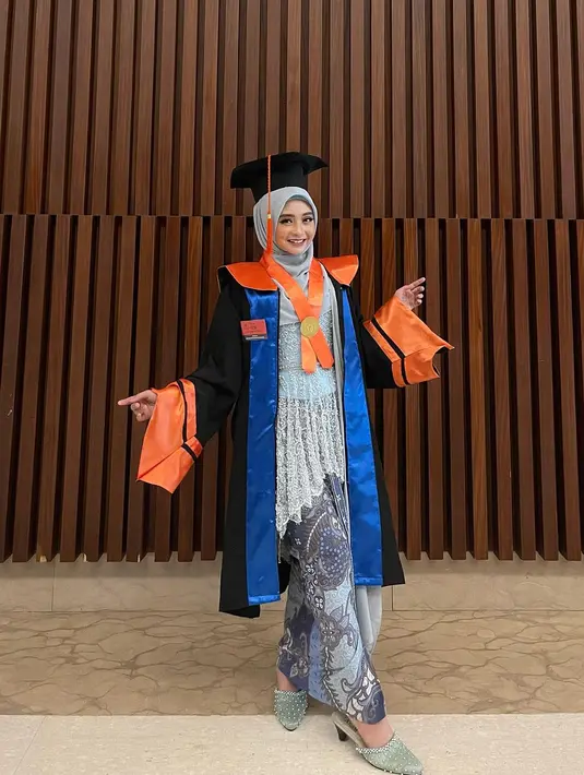 Ditengah kesibukannya karier dan sebagai ibu dari dua anak, tak menyurutkan Ega Voniantika untuk tetap melanjutkan kuliah. Istri Muhammad Rafly atau Rafli DA itu baru saja wisuda.  Berikut potret cantik Ega saat wisuda. [Instagram/eganoviantika_98]