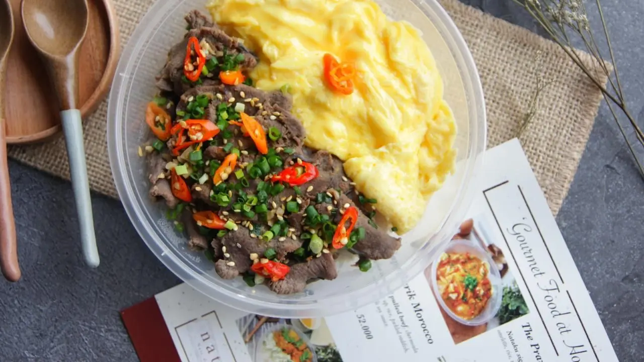 Nataku atau Nasi dan Cerita Ku, rice bowl dengan konsep â Gourmet Food at Homeâ dimana customer bisa menikmati makanan ala restoran Casual Dining yang bisa dinikmati langsung di rumah besutan chef Vito Quinnaldo.