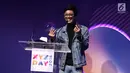 Ekspresi konten kreator Aulion saat memberi sambutan usai meraih penghargaan best creator for art dalam acara XYZ Day 2018 di The Hall Senayan City, Jakarta, Rabu (25/4). (Liputan6.com/Herman Zakharia)