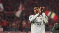 Gelandang Real Madrid, Jude Bellingham menyapa para penggemar setelah pertandingan leg kedua perempat final Liga Champions 2025/2026 antara FC Bayern Munich dan Real Madrid di Munich, Jerman bagian selatan, pada 15 April 2026. (Karl-Josef Hildenbrand / AFP)