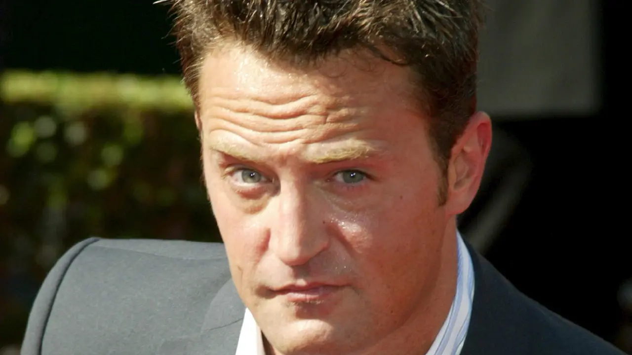 Begitu Kabar Matthew Perry Meninggal Dunia, Pecinta Friends Ramai-Ramai Mengenang Sang Karakter Chandler Bing (Bintang/EPA)