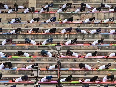 Personel Pasukan Keamanan Perbatasan (BSF) mengambil bagian dalam sesi yoga pada Hari Yoga Internasional di perbatasan Attari-Wagah antara India dan Pakistan di pinggiran kota Amritsar pada tanggal 21 Juni 2025. (Narinder NANU/AFP)