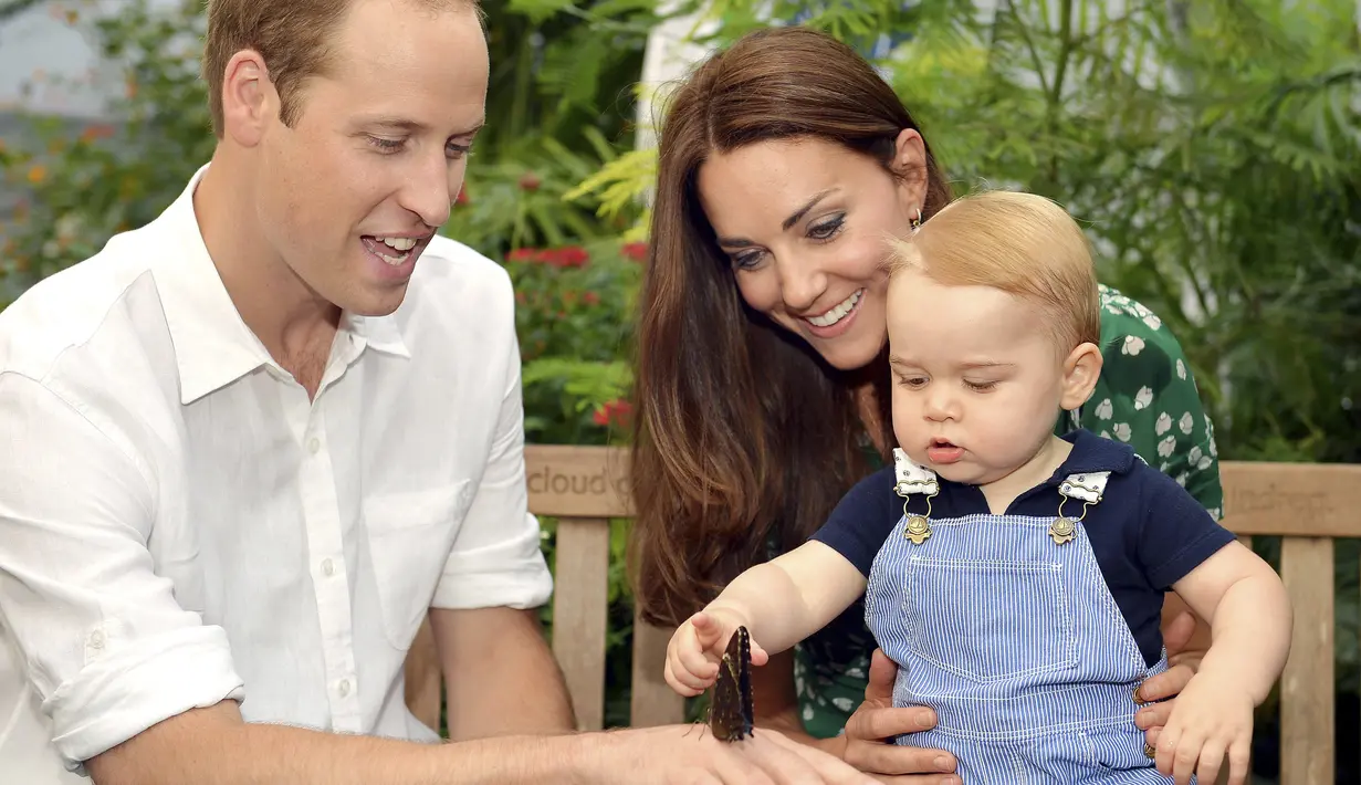 Putra dari Pangeran William dan Kate Middleton, Pangeran George merayakan ulang tahun pertamanya hari ini, Selasa (22/7/14). (REUTERS/John Stillwell)
