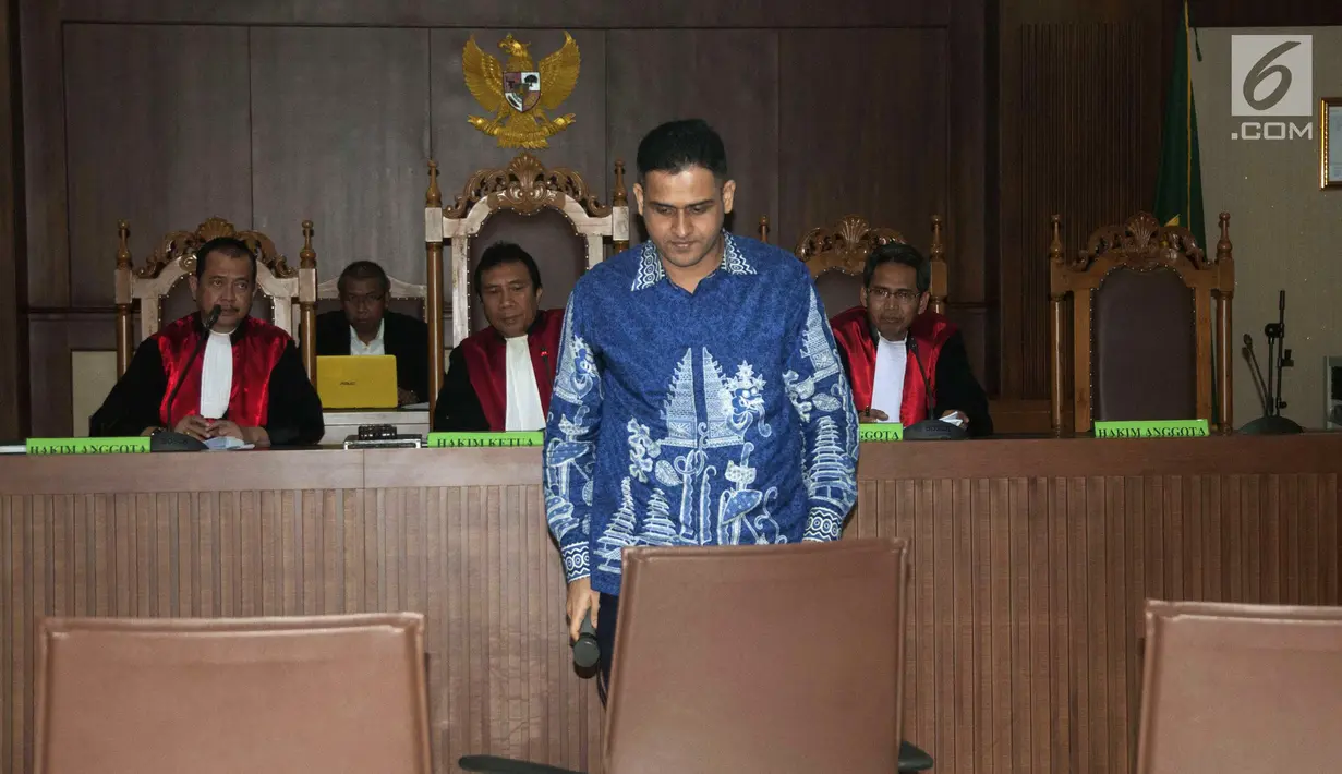 Nazaruddin jelang memberi keterangan sebagai bos Grup Permai dan mantan anggota DPR kasus suap wisma atlet Hambalang untuk Choel Mallarangeng di Pengadilan Tipikor, Jakarta, Senin (29/5). (Liputan6.com/Helmi Afandi)
