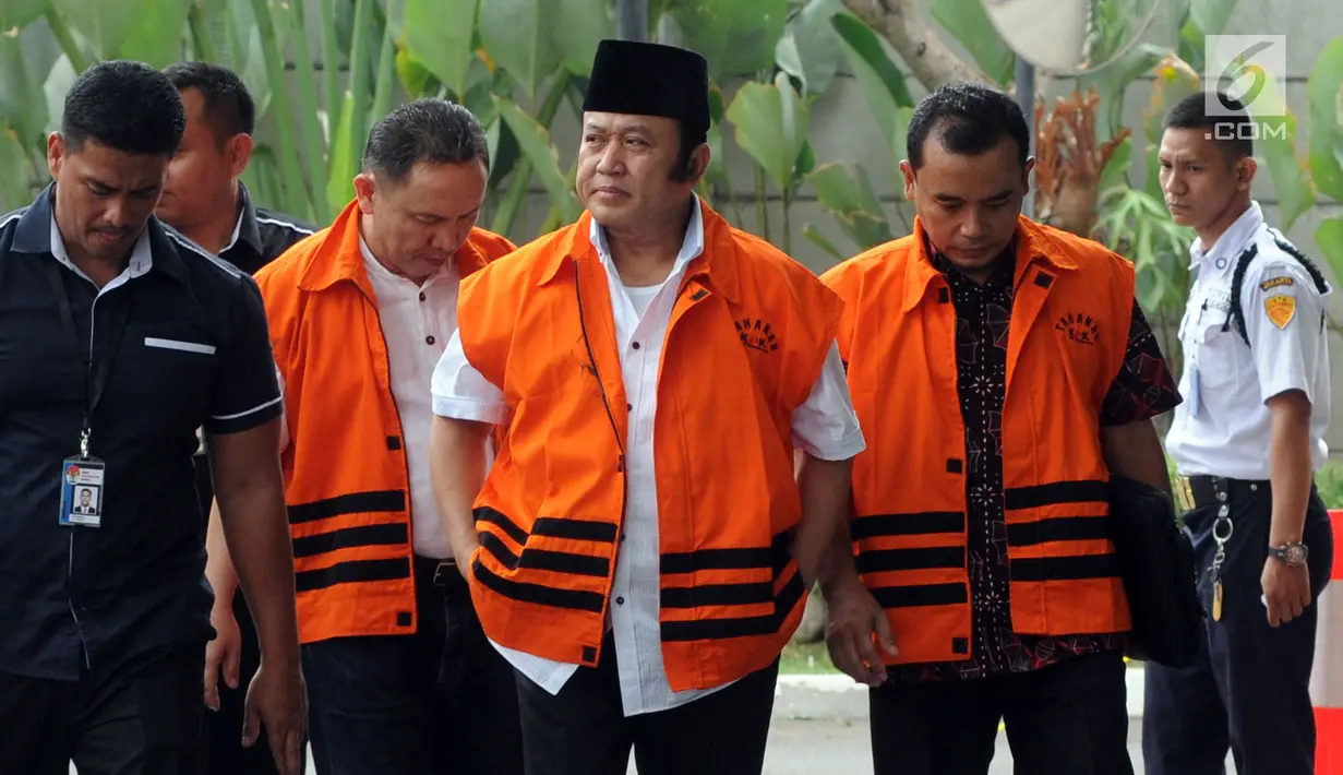 Tersangka Bupati Lampung Selatan nonaktif Zainudin Hasan (tengah) bersama Bupati Halmahera Timur nonaktif Rudi Erawan (dua kiri) dan Bupati Purbalingga nonaktif Tasdi (dua kanan) tiba di Gedung KPK, Jakarta, Kamis (9/8). (Merdeka.com/Dwi Narwoko)