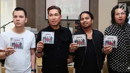 Armada Band menunjukkan CD album barunya bertajuk Maju Terus Pantang Mundur di Jakarta, Jumat (28/7). Album ini merupakan album ke 5 yang terdapat lagu Asal Kau Bahagia yang banyak disambut oleh masyarakat. (Liputan6.com/Herman Zakharia)