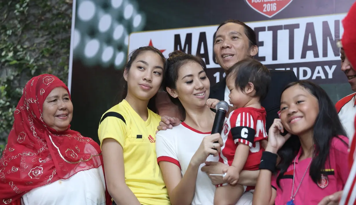 "Konsepnya football. Gua ceritanya jadi pelatih bola, kakak-kakaknya jadi wasit wanita. Kayaknya dia (Mao) suka dan mudah-mudahan jago bola," ucap Bimbim di Potlot, Jakarta Selatan, Jumat (4/11/2016). (Galih W Satria/Bintang.com)