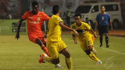 Penyerang Persija, Foday Boakay Edy (kiri), berusaha melewati kawalan dua pemain Barito Putera saat berlaga di lanjutan Indonesia Super League di Stadion GBK, (5/9/2014). (Liputan6.com/Helmi Fithriansyah)