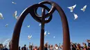 Australia memperingati tragedi Bom Bali I di Sydney Coogee Beach, Sydney, Senin (12/10/2015). Dalam peringatan tersebut, warga melepaskan 88 merpati dan meletakkan karangan bunga untuk mengenang para korban. (AFP/William West)