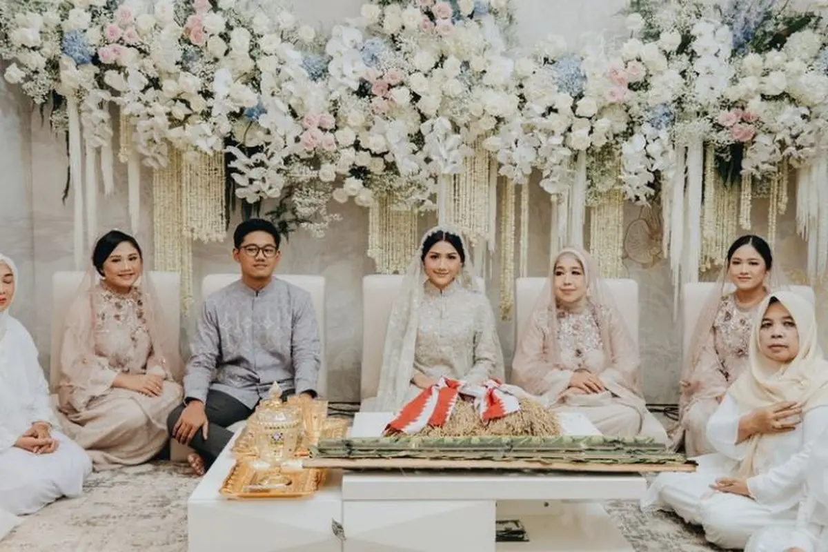 Erina Gudono Anggun dengan Dress Brokat di Acara Pengajiam Jelang Pernikahan dengan Kaesang Pangarep