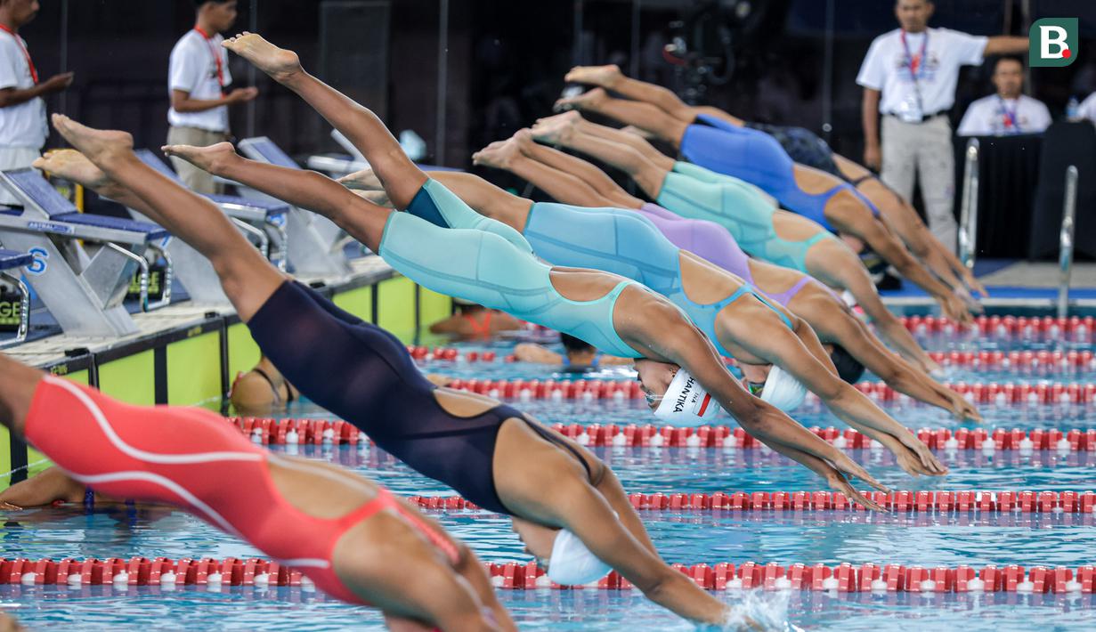 <p>Perenang Indonesia, Adelia Chantika melakukan lompatan saat berkompetisi dalam nomor 200 meter Gaya Bebas Putri Indonesia Open Aquatic Championships 2025 di Stadion Akuatik Gelora Bung Karno, Senayan, Jakarta, Rabu (12/11/2025). (Bola.com/Bagaskara Lazuardi)</p>