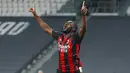 Pemain AC Milan Fikayo Tomori melakukan selebrasi usai mencetak gol ke gawang Juventus pada pertandingan Liga Italia di Allianz Stadium, Turin, Italia, Minggu (9/5/2021). Juventus kalah 0-3 dan tergusur dari empat besar klasemen. (Spada/LaPresse via AP)