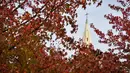 Gambar 18 Oktober 2018 menunjukkan gereja Sainte-Bernadette saat daun-daun yang berguguran jatuh di Orvault, Prancis. Musim gugur ditandai dengan perubahan warna daun serta bergugurannya daun-daun dari pohonnya. (LOIC VENANCE/AFP)