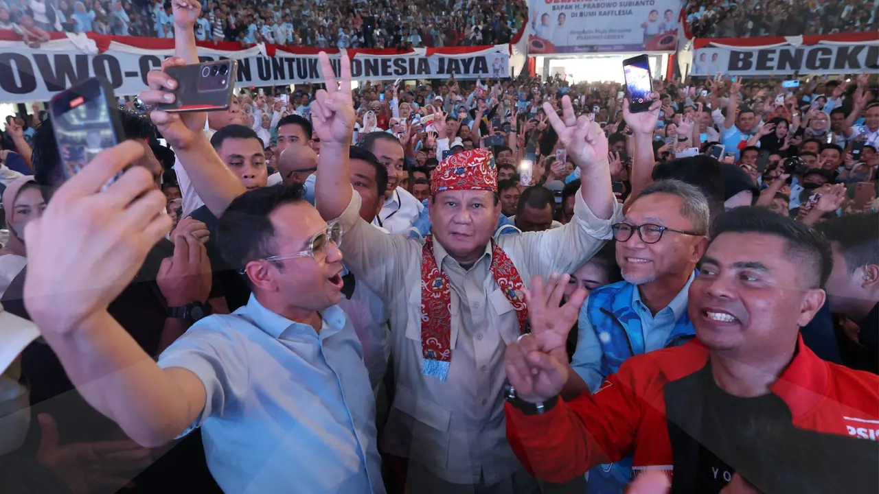 Calon Presiden (Capres) nomor urut 2, Prabowo Subianto bersama Ketua Umum PAN Zulkifli Hasan dan Artis Raffi Ahmad