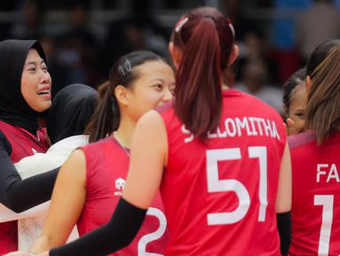 Megawati Hangestri Pertiwi tak kuasa menahan tangis setelah Timnas voli putri Indonesia berhasil menaklukkan Filipina sekaligus meraih medali perunggu SEA Games 2025 di Indoor Stadium Huamark, Bangkok, Senin (15/12/2025). (Bola.com/Bagaskara Lazuardi)