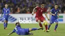 Beny Wwahyudi mencoba melewati pemain Thailand  pada leg kedua final Piala AFF 2016 di Stadion Raja Manggala, (17/12/2016). (Bola.com/Vitalis Yogi Trisna)