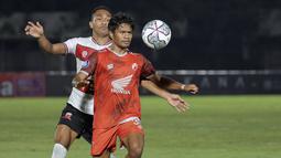 Pemain PSM Makassar, Ilham Udin Armaiyn (depan) mengontrol bola dijaga pemain Madura United, Dodi Alekvan Djin saat laga pekan kedua BRI Liga 1 2021/2022 antara Madura United melawan PSM Makassar di Stadion Madya, Jakarta, Minggu (12/9/2021). Laga berakhir imbang 1-1. (Foto: Bola.com/Ikhwan Yanuar)
