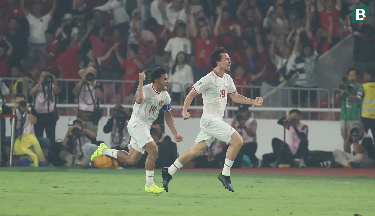 Timnas Indonesia membungkam Filipina 2-0 pada laga terakhir Grup F putaran kedua kualifikasi Piala Dunia 2026 Zona Asia di Stadion Utama Gelora Bung Karno (SUGBK) Senayan, Jakarta, Selasa (11/6/2024) lewat dua gol dari Thom Haye (32') dan Rizky Ridho (56'). Mengoleksi 10 poin di klasemen akhir dan tak mungkin lagi dikejar Vietnam, Thom Haye dkk finis di posisi runner-up Grup F dan memastikan melaju ke putaran ketiga bersama Irak sang pemuncak klasemen. Hasil ini juga memastikan pasukan Shin Tae-yong menggenggam satu tiket ke putaran final Piala Asia 2027. (Bola.com/M Iqbal Ichsan)