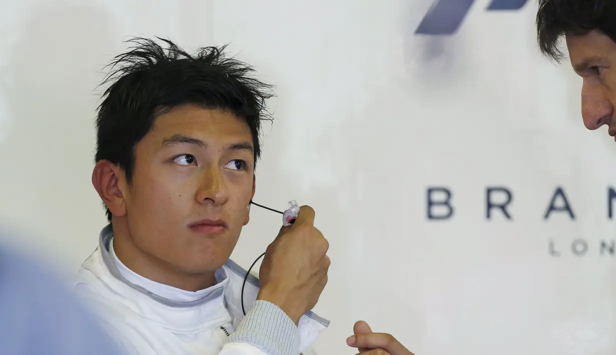 Pembalap F1 tim Manor Racing, Rio Haryanto berada di dalam garasi timnya selama sesi latihan pertama di Australian Formula One Grand Prix di Melbourne (18/3).  Dalam latihan tersebut mobil Rio mengeluarkan percikan api. (REUTER /Brandon Malone)