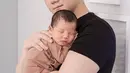 Meski baru menginjak usia dua bulan, akun instagram Arthur ini sudah memiliki lebih dari 15 ribu pengikut. (Liputan6.com/IG/@arnoldpo)