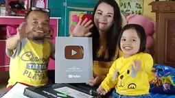 Nabila juga sering muncul dalam vlog Ucok Baba. Vlog Ucok Baba sudah mempunyai lebih dari 600.000 subscribers sehingga menerima Silver Play Button dari Youtube. (Liputan6.com/IG/@ucokk.baba)