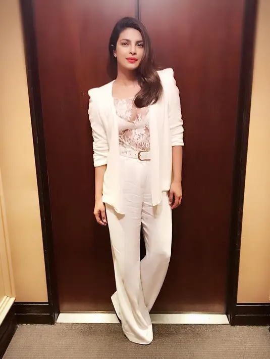 Dalam setiap penampilannya, Priyanka Chopra selalu tampil seksi akan tetapi tetap terlihat elegan. (Foto: instagram.com/priyankachopra)