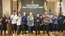 Ketua Umum Persatuan Sepak Bola Seluruh Indonesia (PSSI) Erick Thohir (ketujuh kiri), Ketua Steering Committee Piala Presiden 2025 Maruarar Sirait (kedelapan kiri), dan  Ketua Organizing Commitee (OC) Harsiwi Achmad (kedua kiri) usai memberi keterangan terkait perhelatan Piala Presiden 2025 di Jakarta, Jumat (13/6/2025). (Liputan6.com/Angga Yuniar)