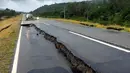 Kondisi jalan yang rusak usai gempa berkekuatan 7,6 SR melanda Pulau Chiloe, Chili, Minggu (25/12). Gempa Chile tersebut memutus arus listrik dan merusak jalanan, meski kerusakan struktural terjadi terbatas.( REUTERS / Stringer )