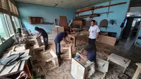 Tiga orang warga binaan (kaus biru) sedang menyelesaikan pekerjaan membuat meja di Lapas Kelas IIA Jambi,  Rabu (15/1/2025). Selain mengisi waktu luang, peningkatan keterampilan itu bisa menjadi bekal mereka nantinya supaya mandiri bekerja dan diterima masyarakat ketika bebas. (Liputan6.com/Gresi Plasmanto)
