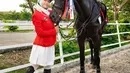 Potret gadis kelahiran 1 Mei 2008 silam itu dengan kudanya yang akhirnya bisa meraih medali emas dalam kategori team. [Instagram/irfanhakim75]