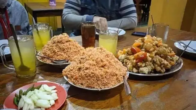 6 Potret Lauk Jumbo Ini Bikin Bingung Cara Habiskan, Nasinya Cuma Sedikit