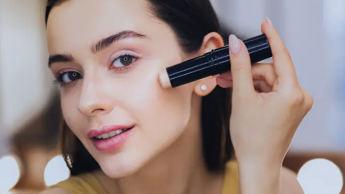 Trik Mengaplikasikan Concealer untuk Samarkan Mata Panda, Bye Wajah Lelah!