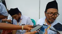 Gaya vokalis Jamrud, Krisyanto saat mendaftar sebagai Bakal Calon Bupati Pandeglang (Yandhi/Liputan6.com)