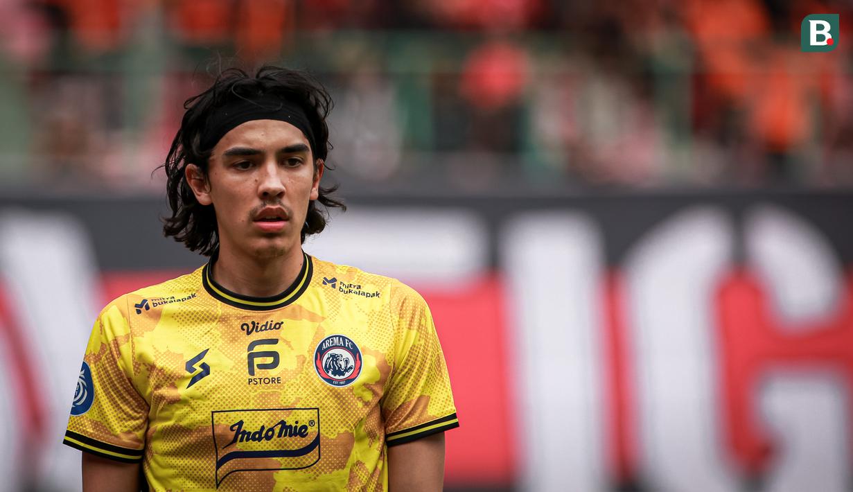 Kiper Arema FC, Julian Schwarzer saat laga pekan kesembilan BRI Liga 1 2023/2024 antara Persija Jakarta Vs Arema FC di Stadion Patriot Candrabhaga, Bekasi, Minggu (20/08/2023). (Bola.com/Bagaskara Lazuardi)