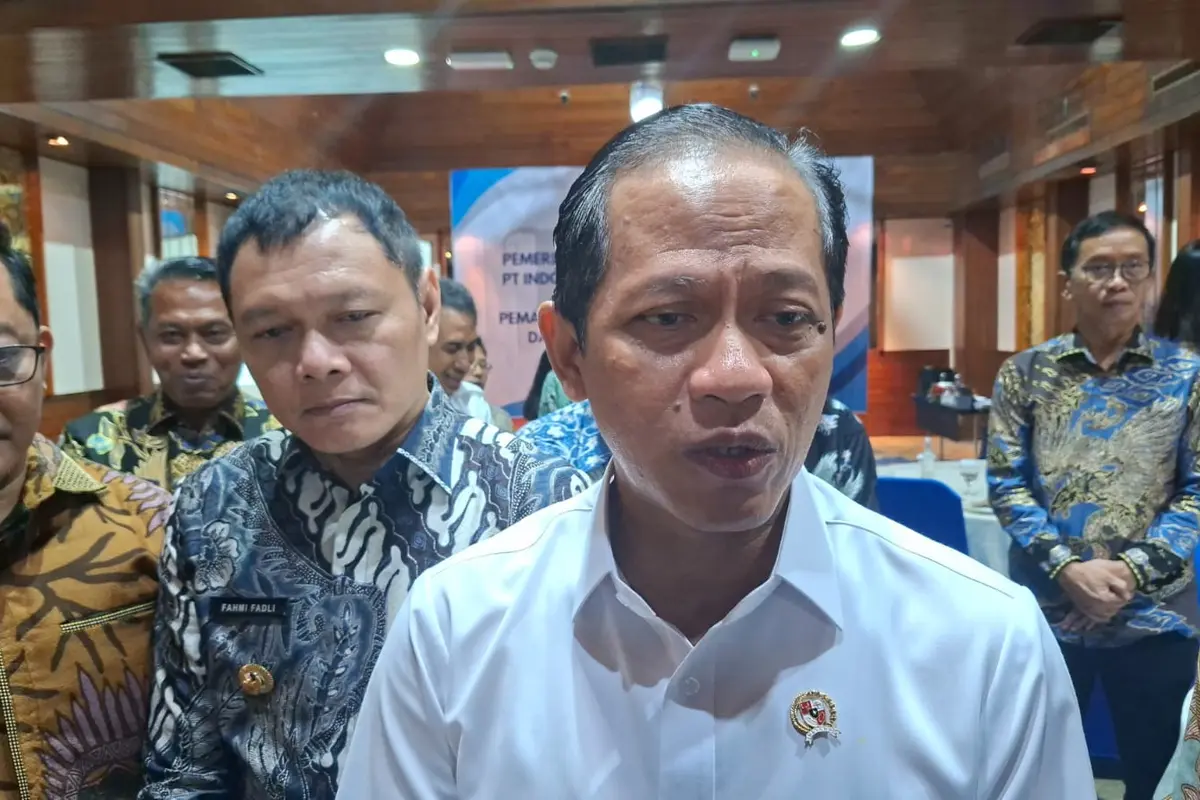 Menteri LH Hanif Faisol menghadiri dan melihat langsung penandatanganan kerja sama.