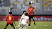 Pemain Timnas Timor Leste U-20 Christevao Moniz Fernandes berebut bola diudara dengan pemain Timnas Vietnam U-20&nbsp;saat pertandingan Grup F Kualifikasi Piala Asia U-20 2023 melawan Timnas Timor Leste U-20 di Stadion Gelora Bung Tomo, Surabaya, Jumat (16/9/2022). (Bola.com/Ikhwan Yanuar)