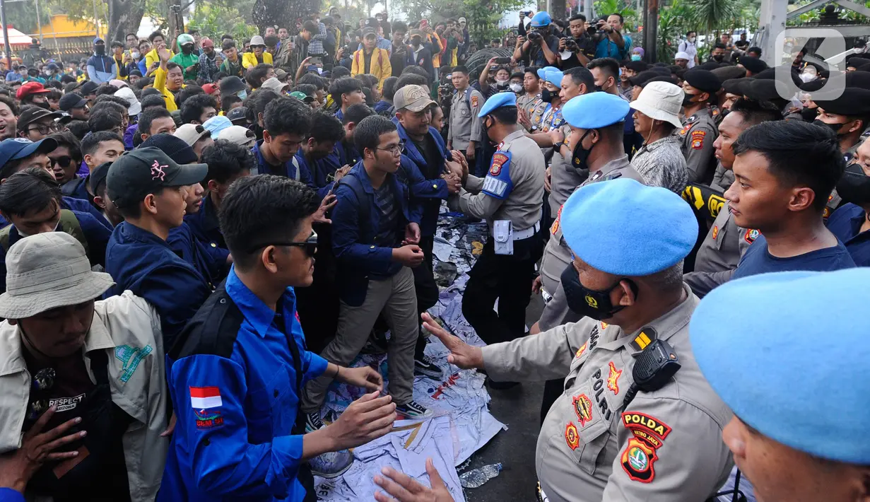 Mahasiswa yang tergabung dalam Aliansi Badan Eksekutif Mahasiswa (BEM) terlibat saling dorong dengan petugas kepolisian di kawasan Patung Kuda, Jakarta, Kamis (15/9/2021). Mahasiswa menyuarakan penolakan kenaikan harga bahan bakar minyak (BBM). (merdeka.com/Arie Basuki)