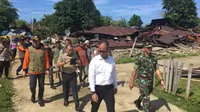 Menteri Sosial Agus Gumiwang Kartasasmita menyerahkan secara langsung bantuan untuk korban gempa Halmahera Selatan (Dok. Kementerian Sosial)