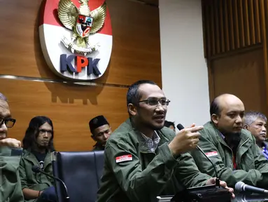 Mantan Ketua KPK Abraham Samad (kedua kiri) memberi keterangan pers usai melakukan diskusi internal bersama para pegawai KPK di gedung KPK, Jakarta, Kamis (30/3). (Liputan6.com/Helmi Afandi)