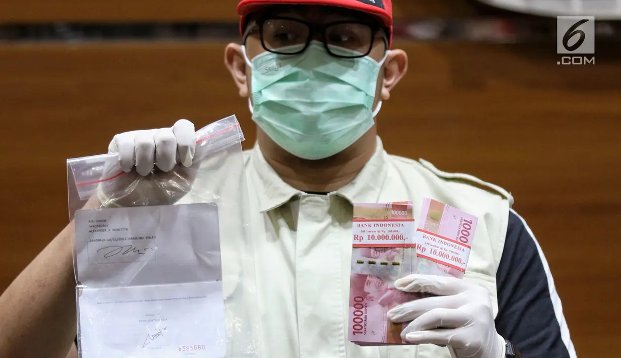 Petugas menunjukkan barang bukti OTT Direktur Teknologi PT Krakatau Steel, Wisnu Kuncoro terkait pengadaan barang dan jasa tahun 2019 di Gedung KPK, Jakarta, Sabtu (23/3). KPK menangkap 4 tersangka dengan barang bukti uang Rp 20 juta. (Liputan6.com/Johan Tallo)