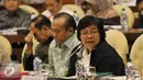 Menteri LHK, Siti Nurbaya mendengarkan saat rapat kerja dengan komisi IV DPR di kompleks Parlemen, Jakarta, Rabu (14/9/2015). Pembahasan RKA-K/L Tahun 2016 dan Pemmbahasan usulan program yang akan didanai oleh DAK. (Liputan6.com/Johan Tallo)