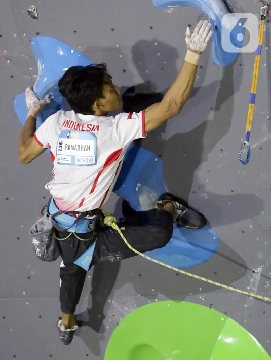 Atlet panjat tebing putra Indonesia, Raviandi Ramadhan saat berlaga di babak final kategori lead Kejuaraan Dunia Panjat Tebing 2022 seri Jakarta, Senin (26/9/2022). Raviandi Ramadhan menjadi satu-satunya wakil Indonesia di babak final lead putra Kejuaraan Dunia Panjat Tebing 2022 seri Jakarta. (Liputan6.com/Helmi Fithriansyah)