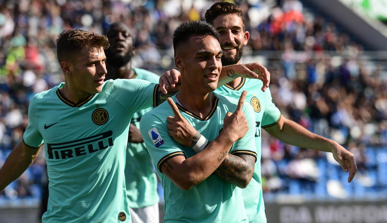Striker Inter Milan, Lautaro Martinez, merayakan gol yang dicetaknya ke gawang Sassuolo pada laga Serie A Italia di Stadion Mapei, Reggio-Emilia, Minggu (20/10). Sassuolo kalah 3-4 atas Inter. (AFP/Miguel Medina)