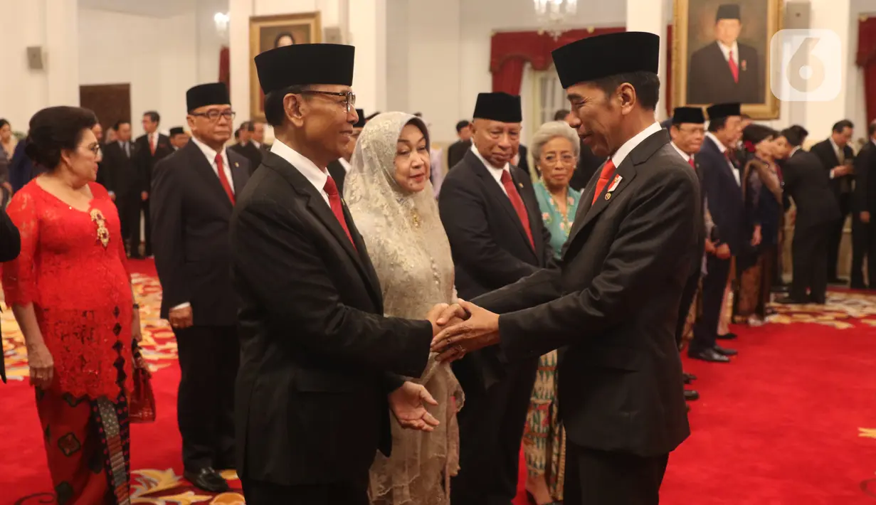 Presiden Joko Widodo atau Jokowi (kanan) bersalaman dengan mantan Menko Polhukam Wiranto usai dilantik sebagai Dewan Pertimbangan Presiden (Wantimpres) di Istana Negara, Jakarta, Jumat (13/12/2019). Wiranto ditunjuk sebagai ketua merangkap anggota Wantimpres. (Liputan6.com/Angga Yuniar)