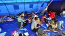 Sejumlah korban kebakaran beristirahat di posko pengungsian di Kebon Melati, Tanah Abang, Jakarta, Jumat (6/3/2015). Kebakaran hebat pada Kamis (5/3) petang menyebabkan setidaknya 1.600 warga terpaksa mengungsi. ( Liputan6.com/Faizal Fanani)