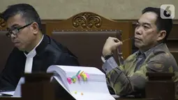 Terdakwa kasus dugaan suap kepada Asisten Pidana Umum Kejati DKI Jakarta Agus Winoto dan jaksa Kejati DKI Jakarta Arih W Suranta, Alfin Suherman (kanan) menyimak keterangan saksi saat sidang lanjutan di Pengadilan Tipikor Jakarta, Senin (14/10/2019). (Liputan6.com/Helmi Fithriansyah)