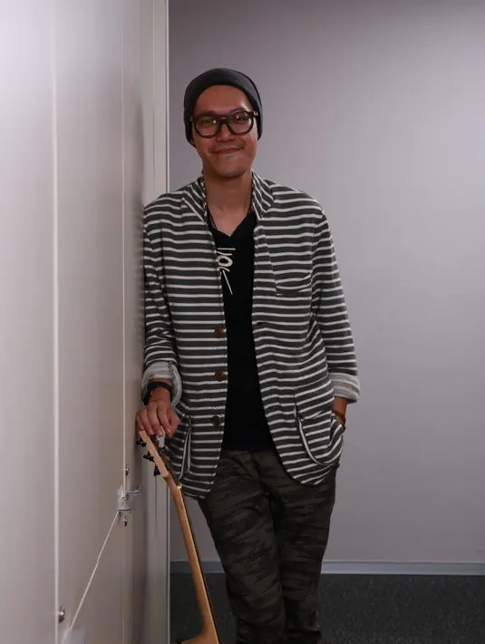 'Bentuk kepedulian gua adalah dengan mencukur habis rambut kribo gua,' ujar Rhesa kepada Bintang.com di SCTV Tower, Jakarta, Kamis (10/9/2015). (Deki Prayoga/Bintang.com)