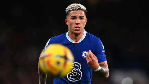 Aksi gelandang Chelsea, Enzo Fernandez saat menghadapi Fulham pad alaga Lga Inggris 2022/2023 di Stamford Bridge, London (3/2/2023). Enzo Fernandez dilepas ke Chelsea pada tengah musim 2022/2023 usai tampil apik bersama Timnas Argentina di Piala Dunia 2022 dengan nilai transfer 121 juta euro atau setara Rp2 triliun setelah baru membela Benfica hanya setengah musim sejak didatangkan dari River Plate pada awal musim 2022/2023. (AFP/Glyn Kirk)