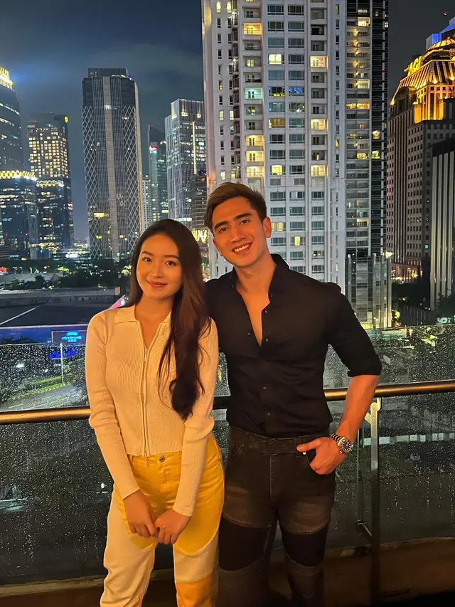 Natahsa Wilona bawakan kue saat ultah Verrel Bramasta (Instagram/bramastavrl)